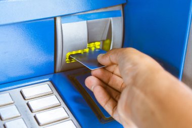 Çekme makinesi transfer paraatm kartı ekleme görüntü el adam kadar yakın.