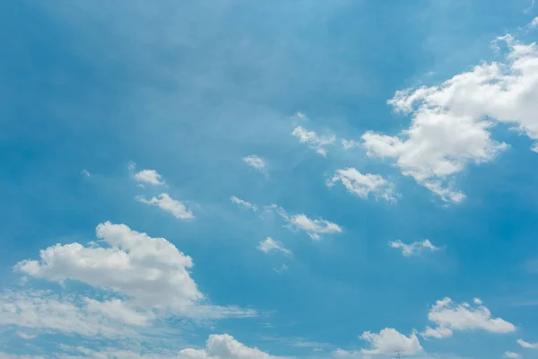 Céu azul com nuvem branca. Cor pastel azul . — Fotografia de Stock