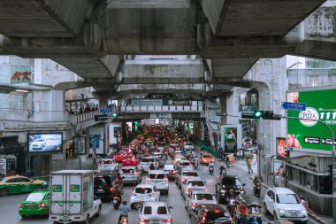 Bangkok Tayland - 17 Eylül 2019: Bangkok, Tayland Siam İstasyonu 'ndaki Sukhumvit Yolu' nda trafik sıkışıklığı.