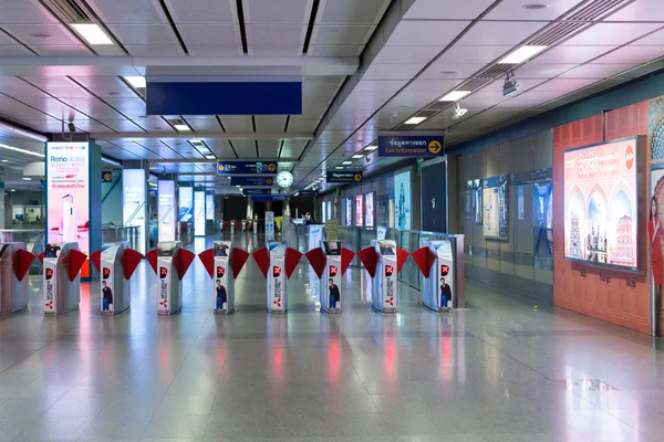 BANGKOK TAILANDIA - 22 DE SEPTIEMBRE DE 2019: La puerta de entrada dentro de la estación MRT en Bangkok . — Foto de Stock