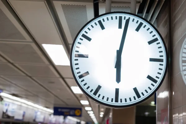 Klok op metrostation, analoge horloge op transport. — Stockfoto