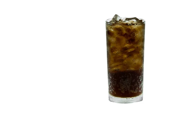 Drick cola med i glas isolerad på vit bakgrund. Kopiera utrymme med klippväg — Stockfoto