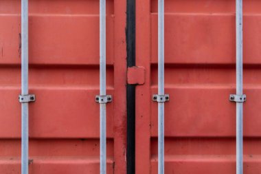 Kapılar, kırmızı konteynır nakliye alanı..