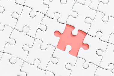 Eksik parça ile beyaz jigsaw puzzle.