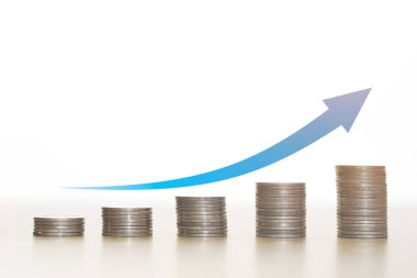 En üstteki madeni para yığını üzerinde mavi ok beyaz arkaplan, para iş konsepti.