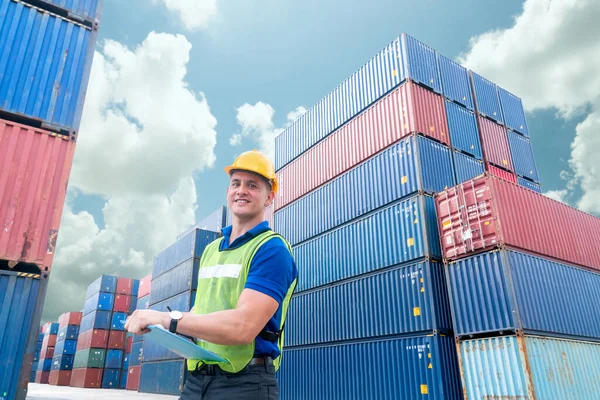 Portret Van Ingenieur Met Uniform Veiligheidspak Helm Industriële Containers Voor — Stockfoto