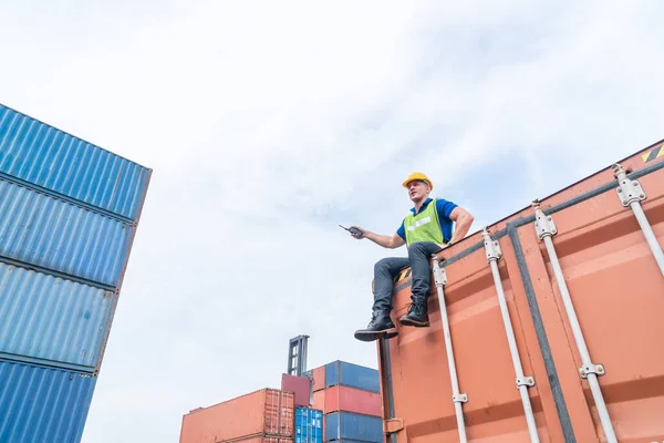 Foreman Draagt Veiligheidspak Hardhat Met Radio Containers Scheepswerf Voor Logistiek — Stockfoto
