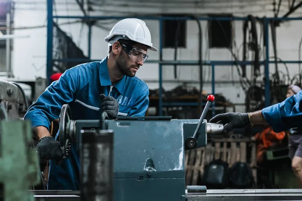 Ingenieur Mannen Dragen Uniforme Veiligheid Onderhoud Fabriek Werkmachine Draaibank Metaal — Stockfoto
