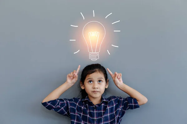 Asiático Menina Olhando Para Cima Com Luz Lâmpada Ideia Fundo — Fotografia de Stock