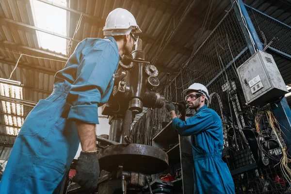 Homem Engenharia Vestindo Trabalhadores Segurança Uniformes Executar Manutenção Fábrica Metal — Fotografia de Stock