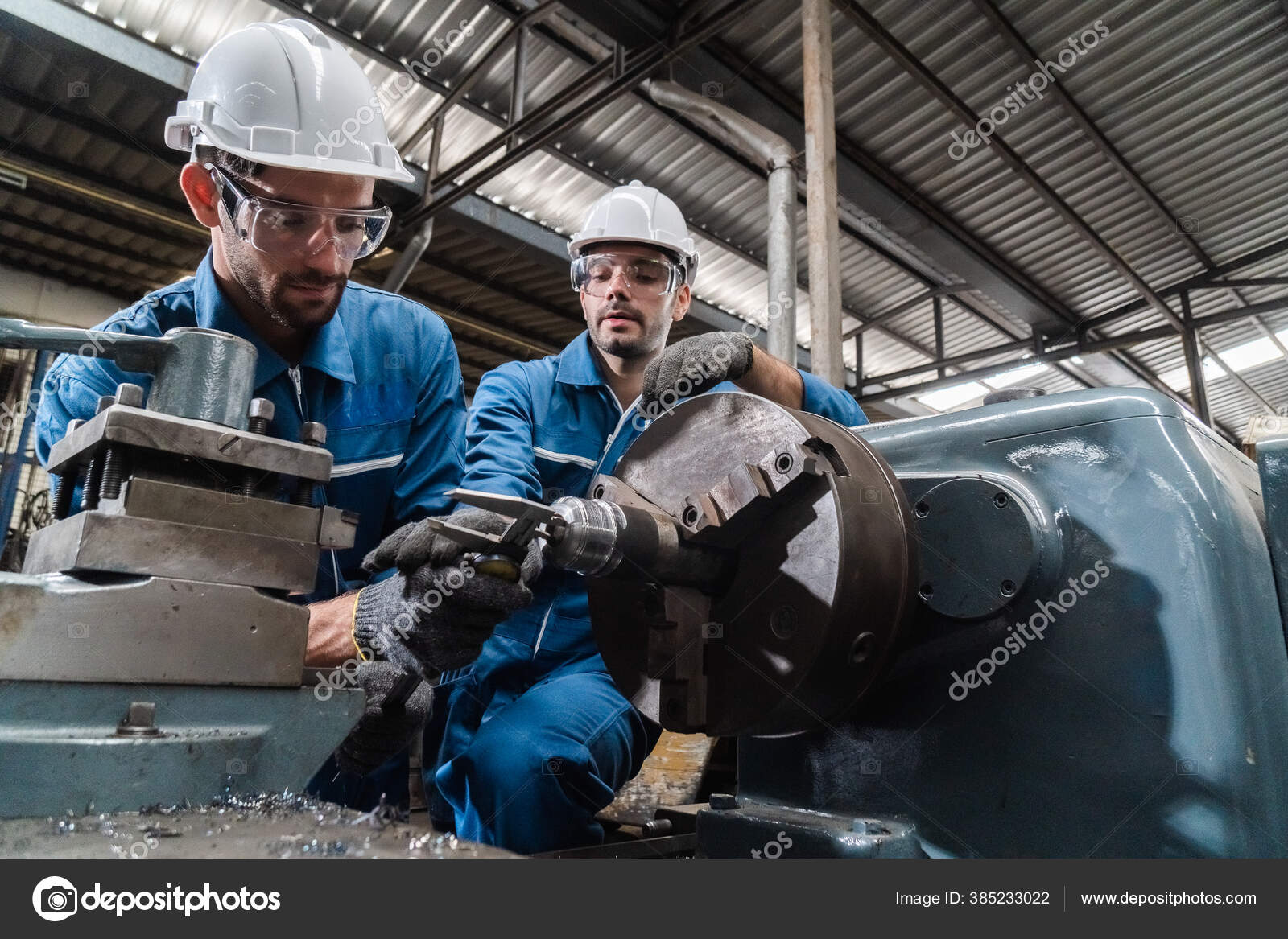 Homem Engenharia Vestindo Trabalhadores Segurança Uniformes Executar  Manutenção Fábrica Metal — Foto © eakgrungenerd 385233022