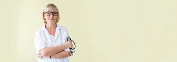 Oberärztinnen Tragen Uniform Und Brille Stehen Mit Stethoskop Gelbem Hintergrund — Stockfoto