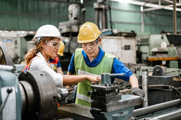 Man Och Kvinna Ingenjör Industriarbetare Bär Hatt Fabriken — Stockfoto