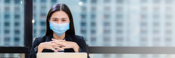 Азиатские Женщины Носят Маски Защиты Инфекций Передающихся Воздуху Слюне Время — стоковое фото