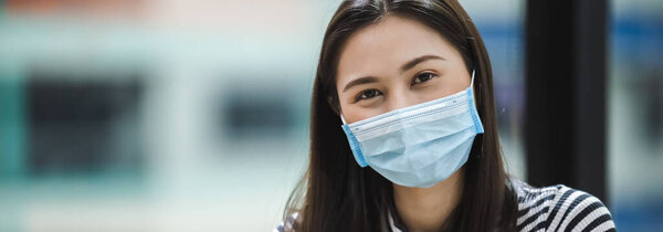 Азиатские женщины в хирургической маске для защиты от инфекций, передающихся по воздуху и слюне, во время вспышки вируса Ковид 19 или вируса Корона, здоровья и ухода.