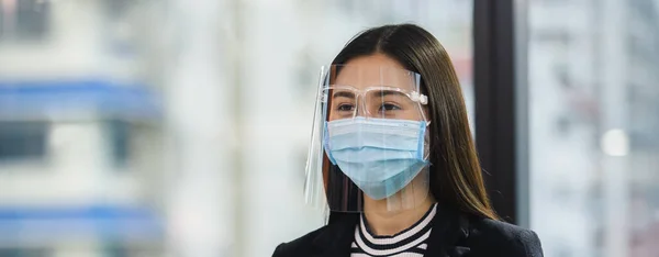 Zbliżenie Twarz Kobieta Noszenia Maski Medycznej Tarczy Ochronnej Twarzy Przed — Zdjęcie stockowe