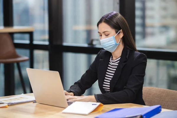 Azjatycka Bizneswoman Nosić Maski Ochraniać Airborne Choroby Śliny Infekcje Podczas — Zdjęcie stockowe
