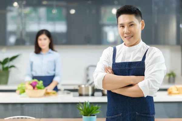 Retrato Asiático Homem Chef Cruzou Braços Cozinha Com Mulher Cozinhar — Fotografia de Stock