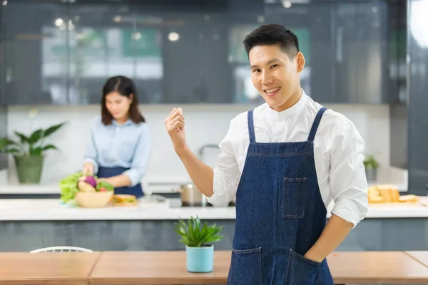 Retrato Asiático Homem Chef Mão Até Cozinha Com Mulher Cozinhar — Fotografia de Stock