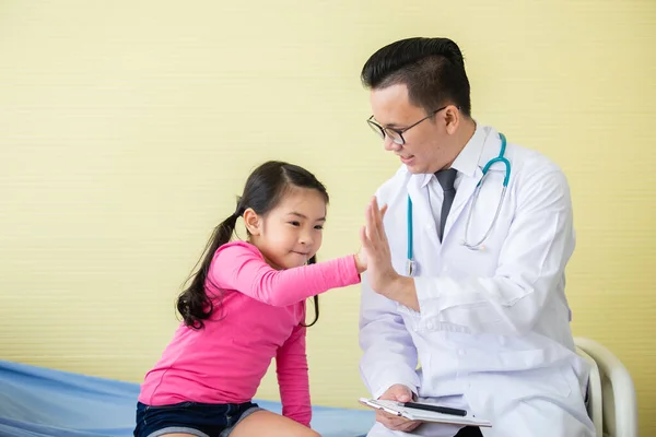 Bambino Malato Ragazza Sul Letto Ospedale Medico Toccare Mano Trattamento — Foto Stock