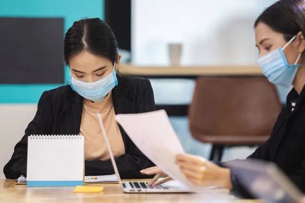 Bizneswoman Nosić Maski Chronić Przed Chorobami Przenoszonymi Drogą Powietrzną Infekcjami — Zdjęcie stockowe