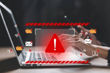 Bilgisayar ekranında alarm simgeleriyle birlikte siber güvenlik uyarısı var. Veri sızıntısı, sahtecilik veya kötü amaçlı yazılım riskini gösteriyor. Çevrimiçi tehdit, hacker saldırısı ve bilgi güvenliği kavramı.