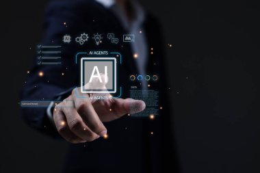 Yapay zeka, otomasyon, dijital dönüşüm ve veri güdümlü yenilik kavramı. İşadamı eli fütürist teknoloji simgeleriyle sanal yapay zeka arayüzüne dokunuyor.