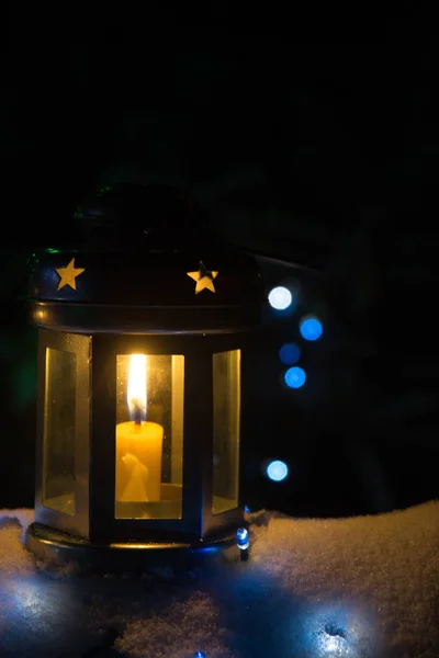 Linterna Con Vela Encendida Nieve Por Noche Con Luces Azules — Foto de Stock