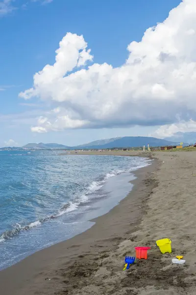 Coloridos Juguetes Para Niños Para Arena Playa Junto Mar — Foto de Stock