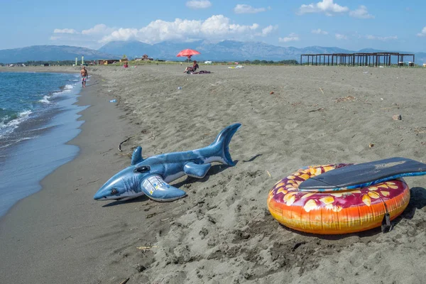 Coloridos Juguetes Para Niños Para Arena Playa Junto Mar — Foto de Stock