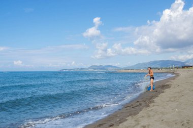 Balık tutma erkekler çeker bir balık net denizden, güzel bir mavi Adriyatik güneşli bir günde.