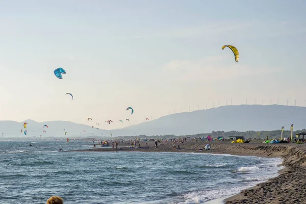 Surfistas Cometas Atrapan Las Olas Ventoso Adriático Ulcinj Montenegro — Foto de Stock