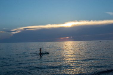 Deniz, balıkçı Sunset'teki sahneleri.