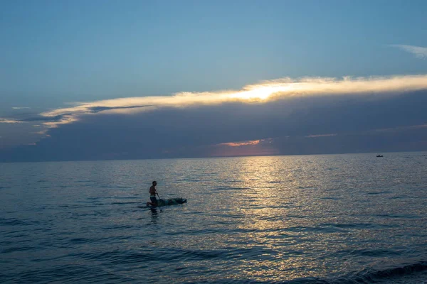 Deniz, balıkçı Sunset'teki sahneleri.