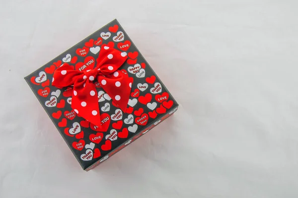 San Valentín Una Caja Regalo Negra Con Corazones Rojos Blancos —  Fotos de Stock