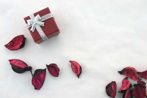 San Valentín Caja Roja Para Regalo Con Cinta Plata Pétalos — Foto de Stock