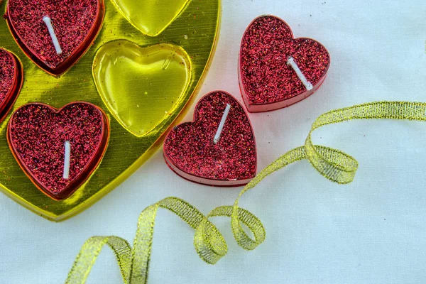 San Valentín Pequeñas Velas Rojas Forma Corazón Con Lentejuelas Brillantes — Foto de Stock