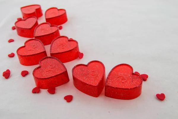Concepto San Valentín Pequeños Corazones Plástico Rojo Con Puntos Brillantes — Foto de Stock