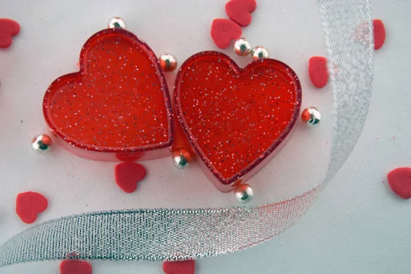 Concepto San Valentín Dos Pequeños Corazones Plástico Rojo Diminutos Corazones — Foto de Stock