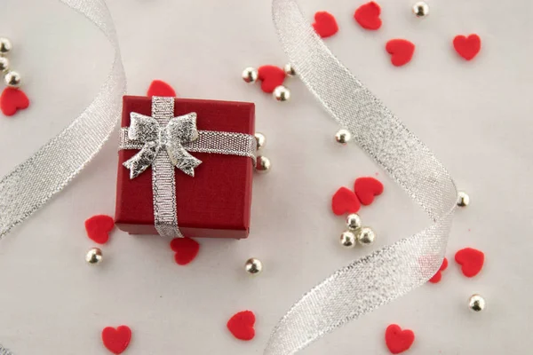 День Святого Валентина Красная Коробка Подарка Маленькие Красные Сердечки Серебряные — стоковое фото