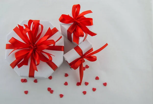 День Святого Валентина Концепция Белые Подарочные Коробки Различные Формы Красными — стоковое фото