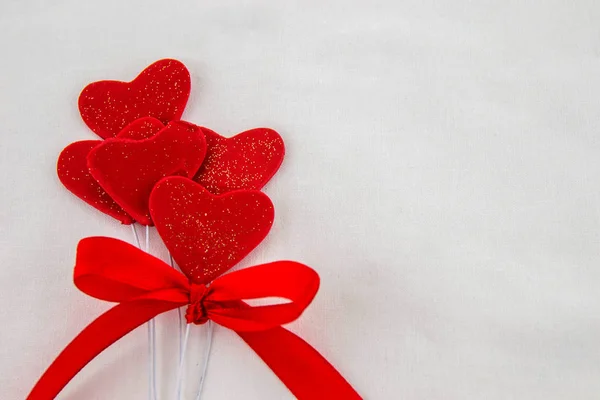 Fondo Decorativo San Valentín Con Corazones Rojos Decorativos Con Cinta — Foto de Stock