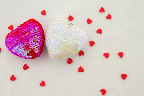 San Valentín Corazón Rosa Blanco Con Diminutos Corazones Rojos Aislados — Foto de Stock
