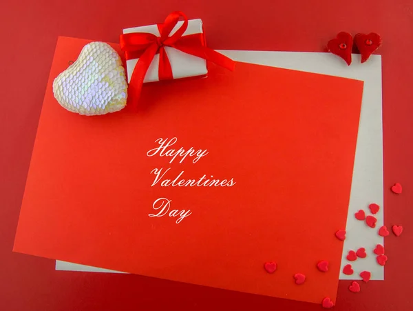 Concepto San Valentín Papel Rojo Con Corazones Decorativos Una Caja — Foto de Stock