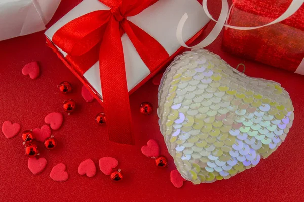 Concept Saint Valentin Coeur Blanc Boîtes Cadeaux Avec Ruban Décoratif — Photo