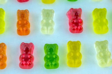 Beyaz bir arka plan üzerinde renkli şeker lastik ayı.