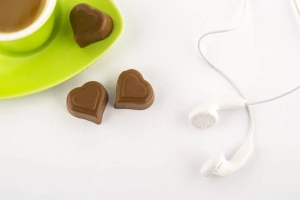 Café Una Taza Verde Con Chocolate Forma Corazón Auriculares Sobre — Foto de Stock