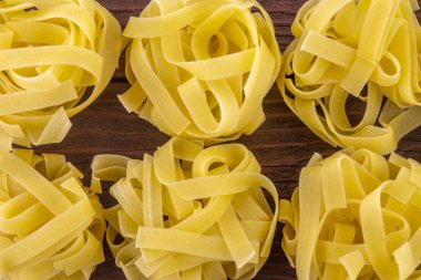 Ahşap bir tabanda geniş çaplı erişte.