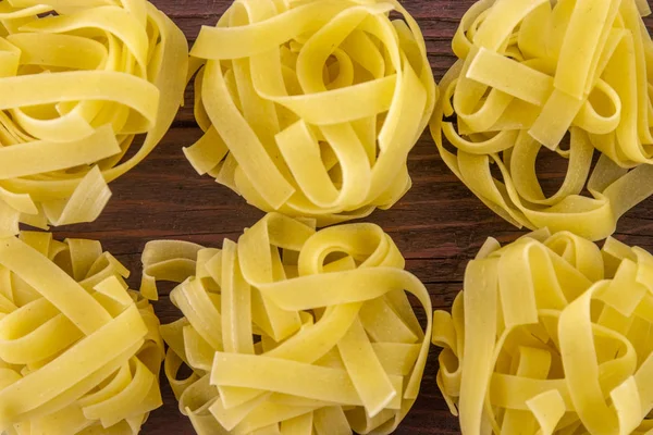 Ahşap bir tabanda geniş çaplı erişte.