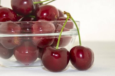 Beyaz arka planda kırmızı, olgun kiraz